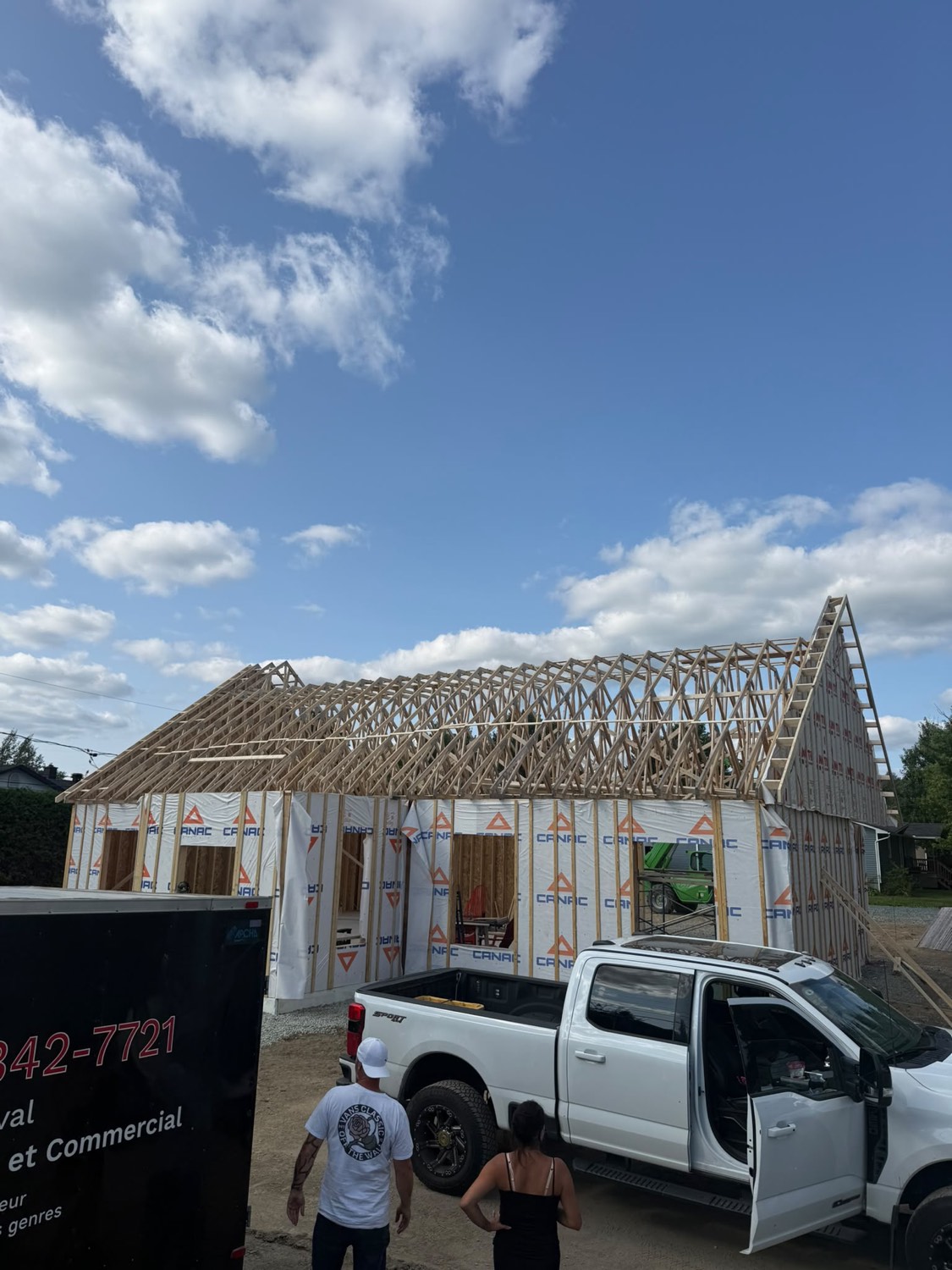 Fermes de toit et charpente de bois montées sur un chantier de Construction C.D en Estrie