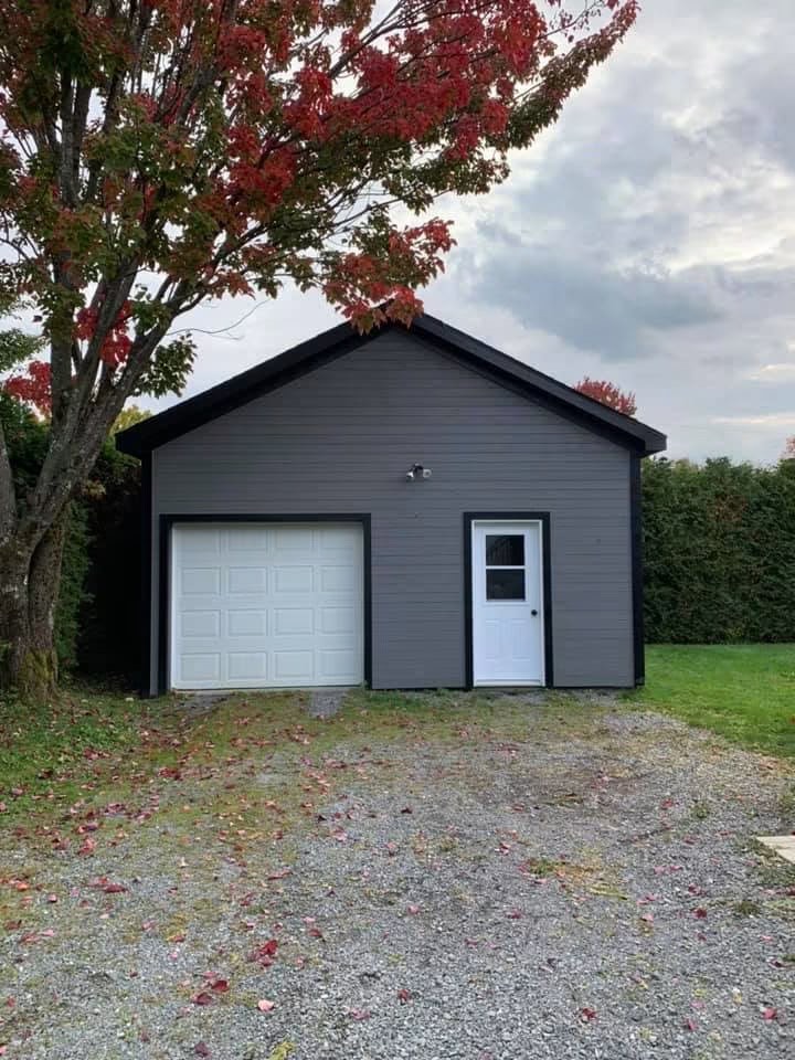 Garage détaché avec revêtement extérieur gris et toiture neuve